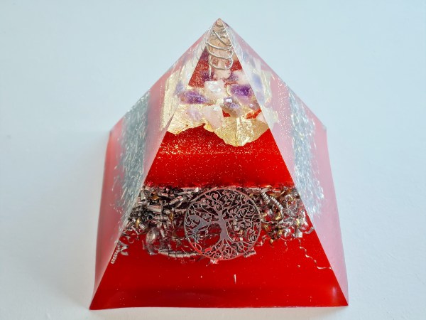 Orgonite pyramide rouge arbre de vie argenté